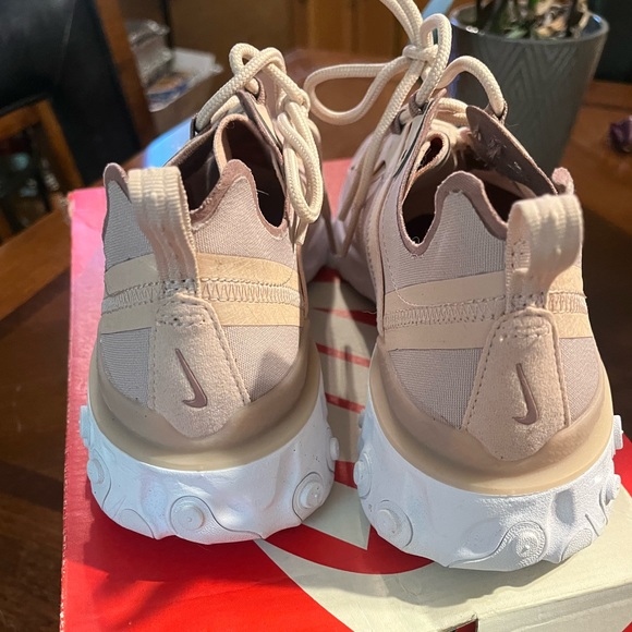 Pink Nike running shoes - Picture 3 of 5